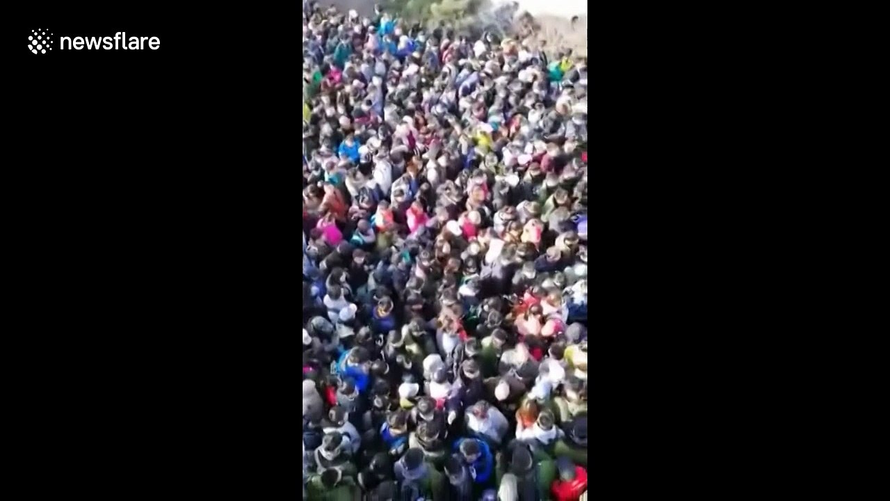Thousands of tourists crammed in Mount Tai entr...