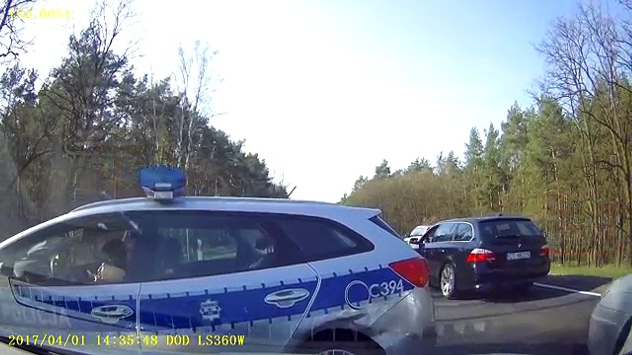 Un automobiliste polonais double une file de voitures