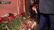 Saint-Pétersbourg : Vladimir Poutine dépose des fleurs en hommage aux victimes de l'explosion