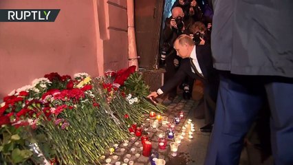 Saint-Pétersbourg : Vladimir Poutine dépose des fleurs en hommage aux victimes de l'explosion