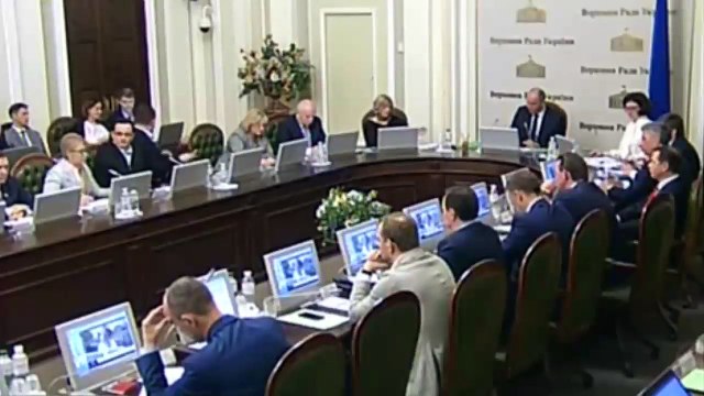 Треба негайно відсторонити Президента і Прем'єр-міністра від влади, інакше вони Україну просто вб'ють!