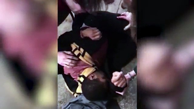 Man jumps onto subway tracks to rescue stranger _2017