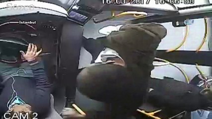 Halk otobüsünde maganda dehşeti kamerada
