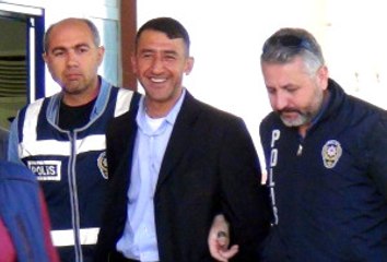 Adam Yaralamaktan Hüküm Giyen Şahıs, Gazetecilere Gülerek Poz Verdi