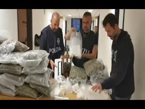 Ostia (RM) - 10 chili di cocaina nel divano, arrestata (04.04.17)