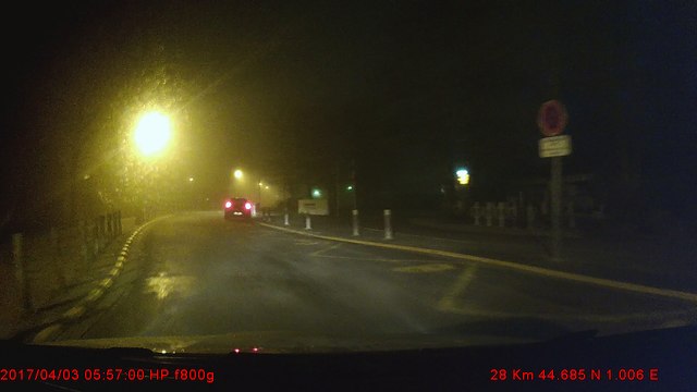 elle s'arrête sur la route sans warning et sort sans regarder