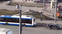 Ces gros débiles essaient d'accrocher leur voiture à un bus... FAIL en mode russe