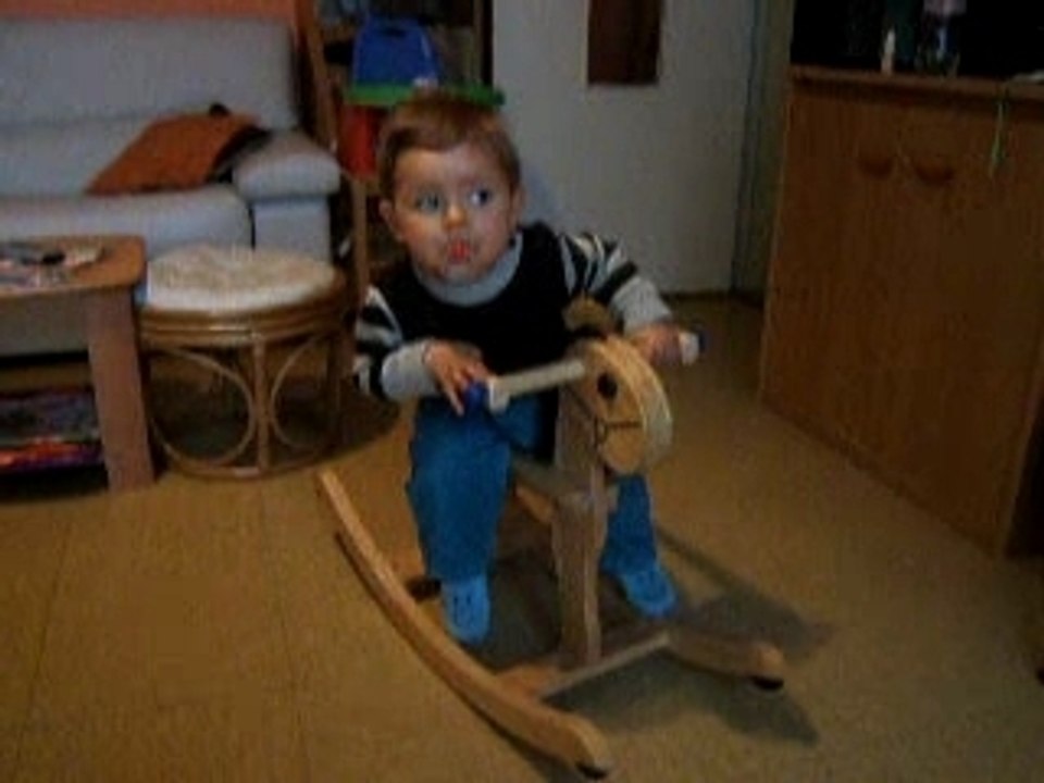 Quentin et son cheval à bascule