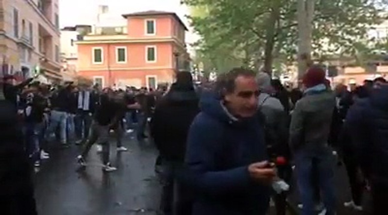 Derby, i primi cori dei tifosi presenti a Ponte Milvio