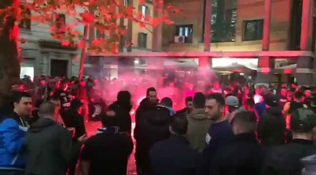 Fumogeni e cori, i laziali colorano Ponte Milvio