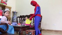 Frozen Elsa vs Spiderman  ELSA Supergirl Go to MARKET buy Clothes, Meat, Chicken, Egg! w_ Kids fun-jVbH