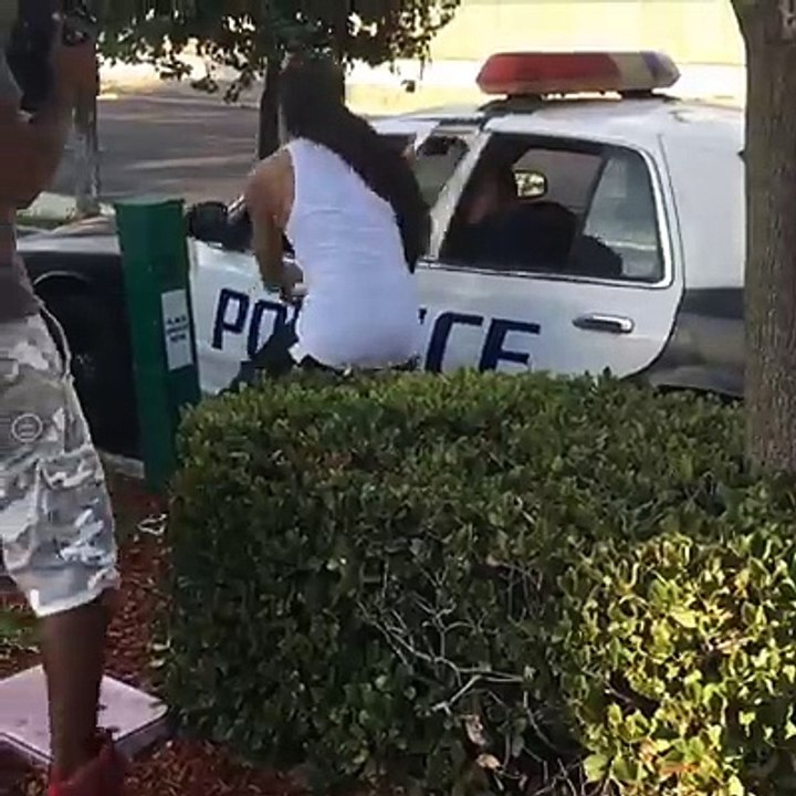 Il sort de force le policier de sa voiture et part avec 
