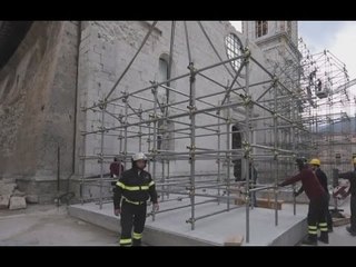 Descargar video: Norcia (PG) - Terremoto, proseguono lavori per chiesa S.Maria Argentea (04.04.17)