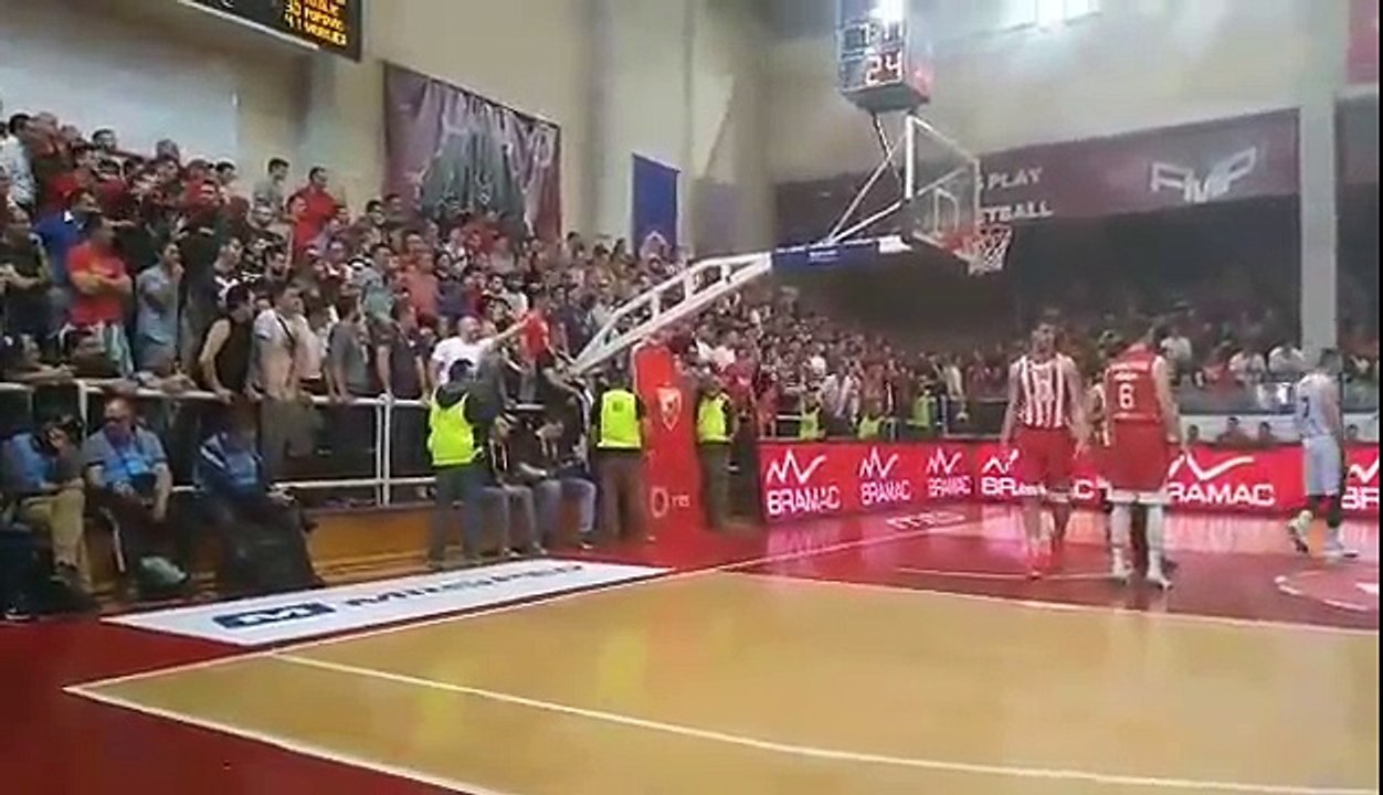 Delije drmaju koš u Železniku protiv Budućnosti