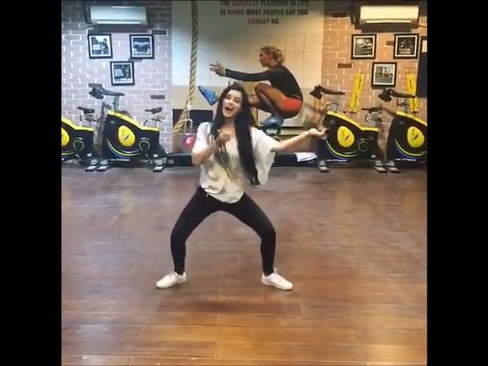 Hot Desi Girl Dance on Punjabi Song Beautiful Dance HD