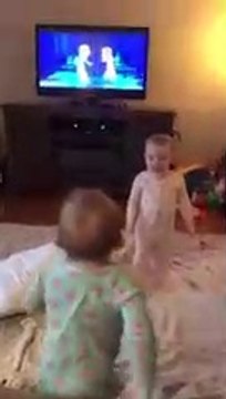 Ces bébés jumelles sont impressionnantes et rejoue un scène de la reine des neiges