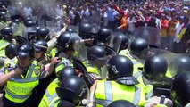 Policía lanza gases contra opositores en Caracas