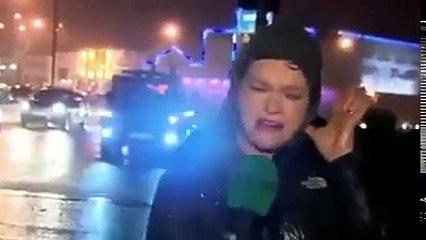 Reporter no meio de tempestade leva com sinal stop em cheio