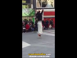 Dombrayı Duyunca Hunharca Dans Etmeye Başlayan Hanım Kız