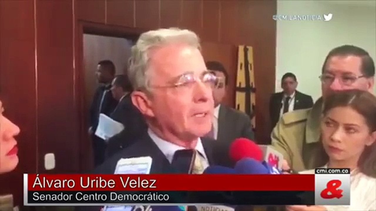 Alvaro Uribe, desmejorado físicamente y  con el gua al cuello.