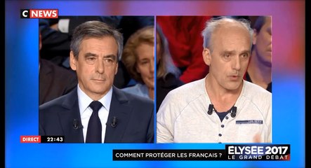 Philippe Poutou s'attaque à François Fillon et à Marine Le Pen .
