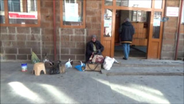 Engelli Baba Cami Önünde Ayakkabı Boyayarak Geçimini Sağlamaya Çalışıyor