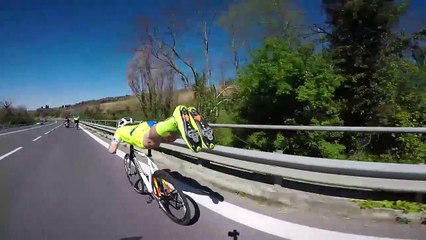 La technique de descente de ce cycliste est incroyable - Superman