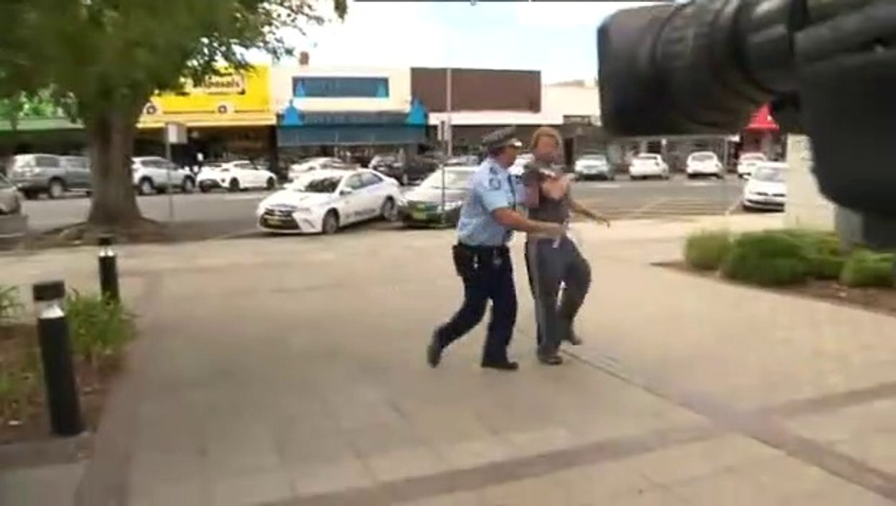 Ce gars bourré n'aurait pas du interrompre ce policier en Interview
