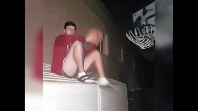 Il tente de mettre un panier et s'eclate au sol... Fail douloureux