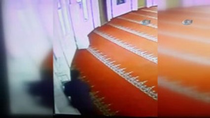 Camideki Sadaka Kutusu Hırsızlığı Kamerada
