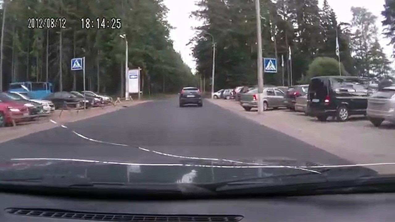 Il double une file de voiture et se crash la musique à fond
