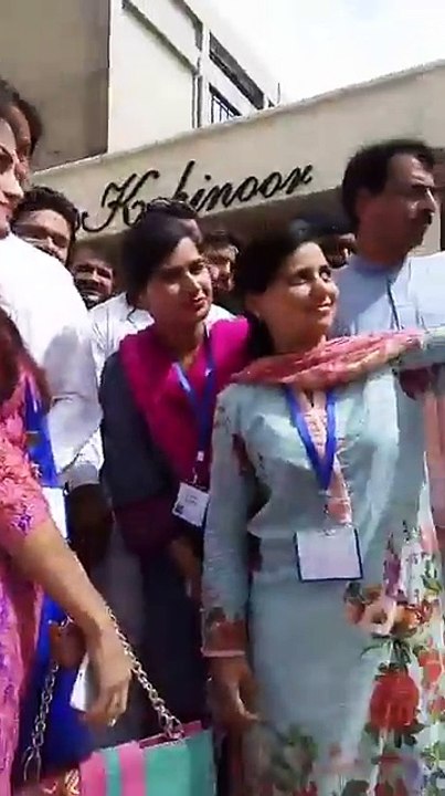 IK being given so much respect as usual, teachers taking selfies with him