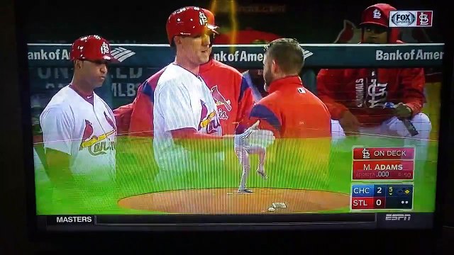 Le baseballeur qui se prend la balle sur 3 bases différentes