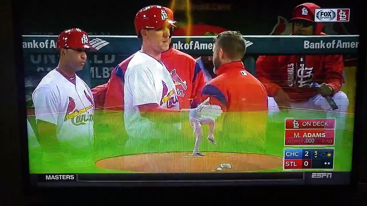 Le baseballeur qui se prend la balle sur 3 bases différentes