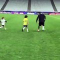 Se filtra video de Neymar bailando a tres niños con caño incluido