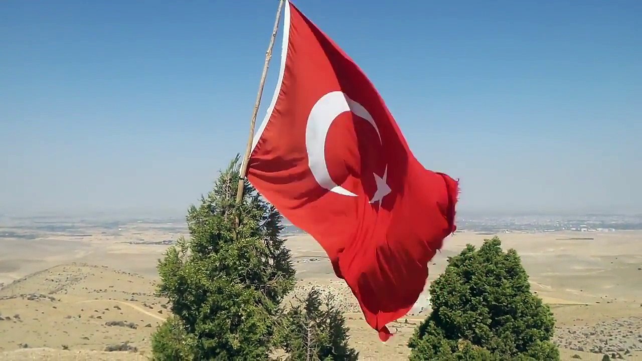 BİZİM MAHALLENİN EN BÜYÜK DALGALANAN TÜRK BAYRAĞI
