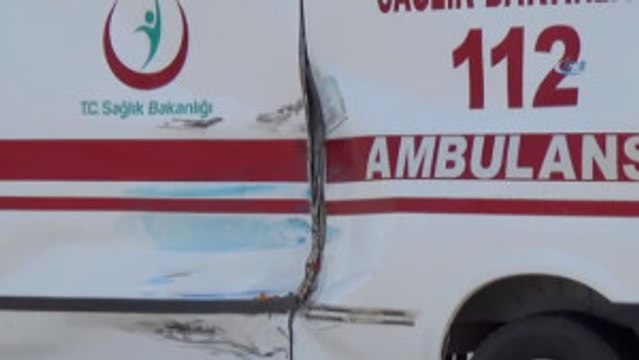 Elazığ'da Ambulans ile Kamyonet Çarpıştı: 3 Yaralı