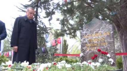 Cumhurbaşkanı Erdoğan'dan Türkeş'in Mezarına Sürpriz Ziyaret