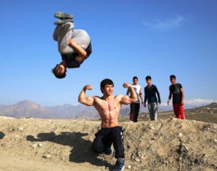 Afgan Gençler Savaş Kalıntılarının Arasında Parkour Sporuyla Kanatlanıyor