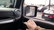 Le conducteur de cette Jeep voit une voiture mal garée, il décide de faire justice lui-même !
