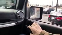 Le conducteur de cette Jeep voit une voiture mal garée, il décide de faire justice lui-même !
