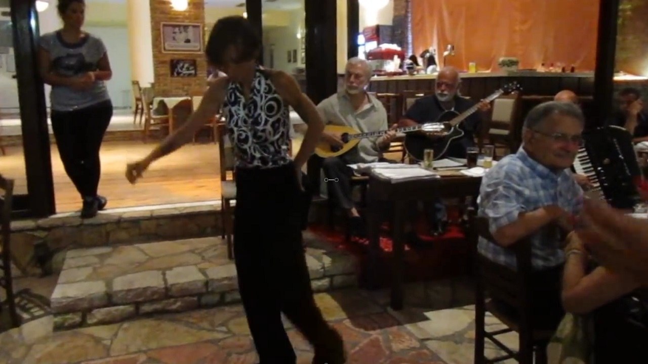 Yunan zeybeği oynayan Rum kızı