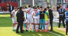 Almanya Ligi'nde Taraftar, Sahaya İnerek Futbolculara Moral Konuşması Yaptı
