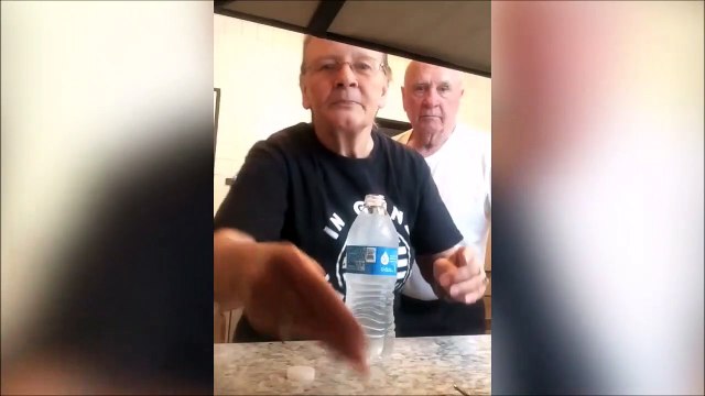 Cette mamie fait la blague de la bouteille d'eau à son mari
