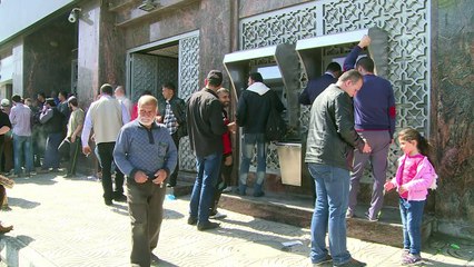 غضب في غزة بعد قرار السلطة الفلسطينية خصم رواتب موظفيها