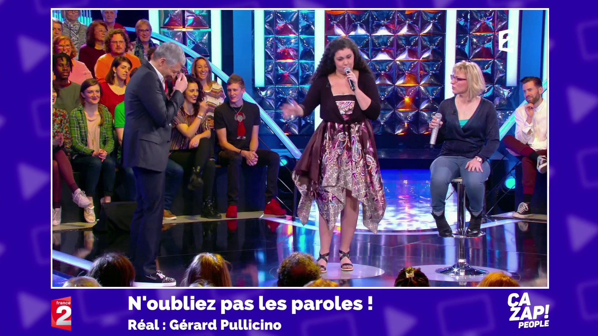 Trop de vent sur le plateau, sa robe se lève ! - Vidéo Dailymotion