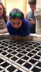 Cette petite fille chante "Hallelujah" de Leonard Cohen et c'est magnifique