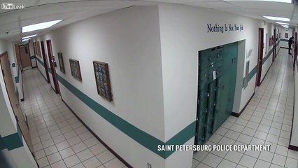 La vidéo de ce policier effrayé par une souris devient virale