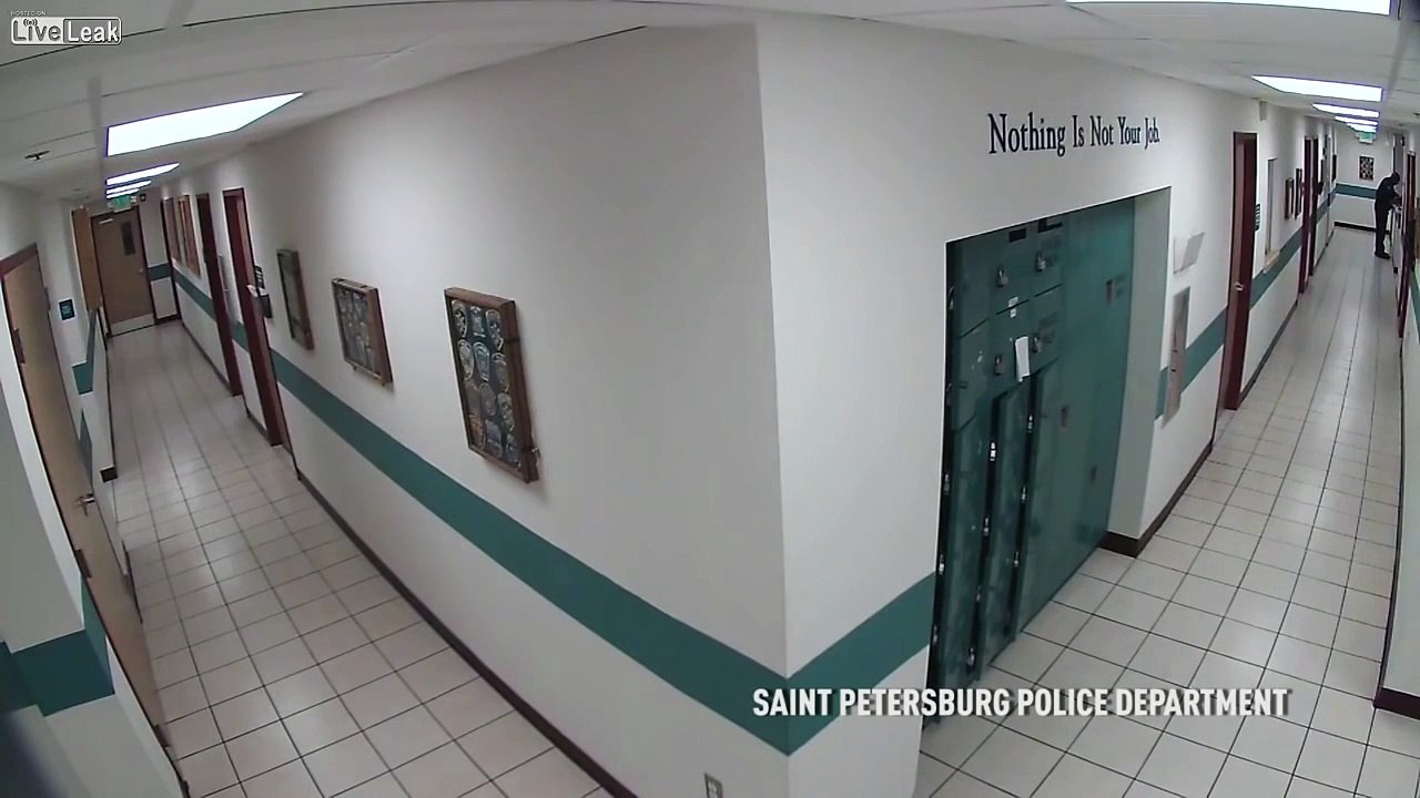 La vidéo de ce policier effrayé par une souris devient virale