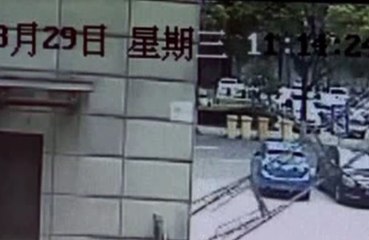 China: Un obrero quedo colgado al intentar colgar un letrero